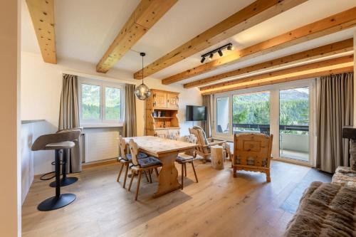 Cosy Apartment facing Piz Rosatsch with eFireplace, Pool & Sauna