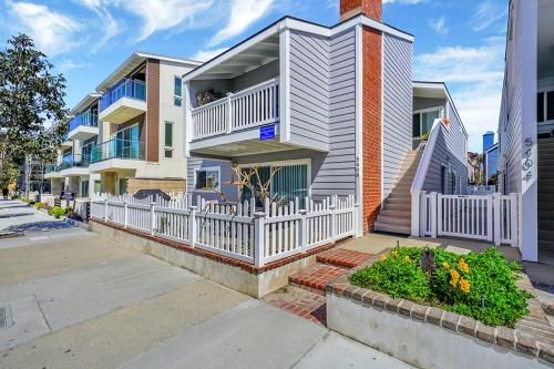 ニューポートビーチにある5408 Seashore Dr Aの家の前の白い柵
