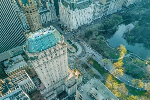 une vue sur la ville avec un bâtiment dans l'établissement The Pierre, A Taj Hotel, New York, à New York