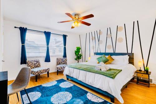 Katil atau katil-katil dalam bilik di 5BDRM 10BD with King BBQ Patio 1 MIN walk Carson ST