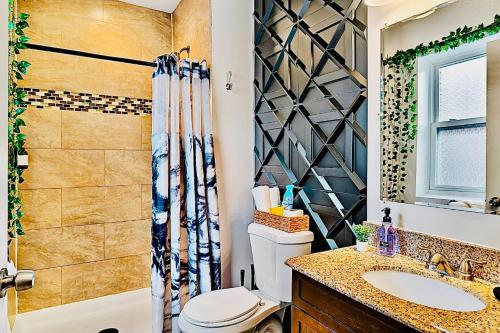Bilik mandi di 5BDRM 10BD with King BBQ Patio 1 MIN walk Carson ST