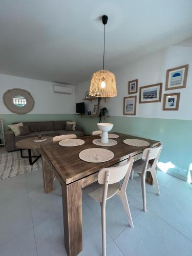une salle à manger avec une table et des chaises en bois dans l'établissement Superbe 70m2 avec terrasses, proche de la plage, à Sainte-Maxime