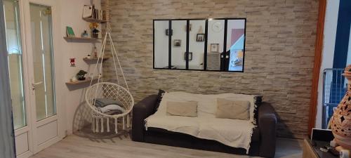 une chambre avec un lit pivotant et un miroir dans l'établissement Maison avec Piscine Tour de France le 11 et 12 Juillet, à Villeneuve-sur-Lot