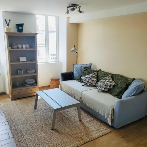 un salon avec un canapé et une table basse dans l'établissement Les Halles 2, à La Rochelle