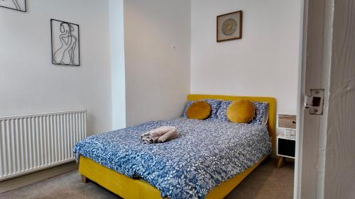 a bedroom with a bed with a dog laying on it at 2 bedroom house perfect for contractors in Birmingham