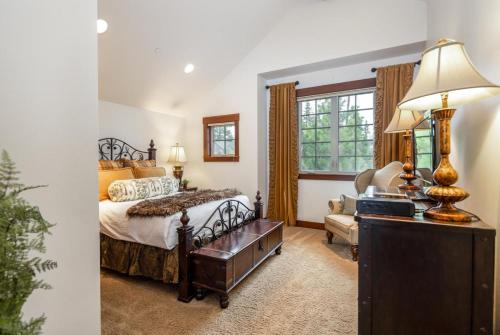 a bedroom with a bed and a desk with a lamp at Suncadia 3 Bdrm Pet Friendly Home with Hot Tub in Cle Elum