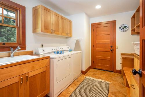 a kitchen with a sink and a washing machine at Suncadia 3 Bdrm Home on the Golf Course Near Swiftwater in Cle Elum