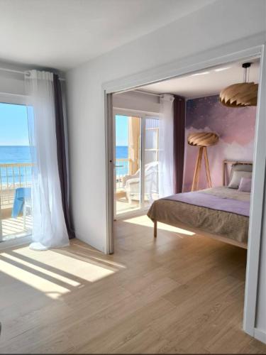 a bedroom with a bed and a view of the ocean at Apartament 3-sypialnie na plazy i garaż in Torrevieja