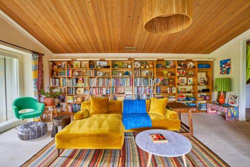 Posezení v ubytování Ojai Vacation Home with Views on the East End