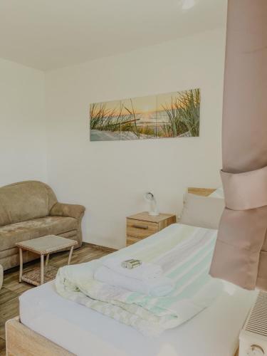 un soggiorno con un letto e un divano di Haus Marksburg a Lahnstein