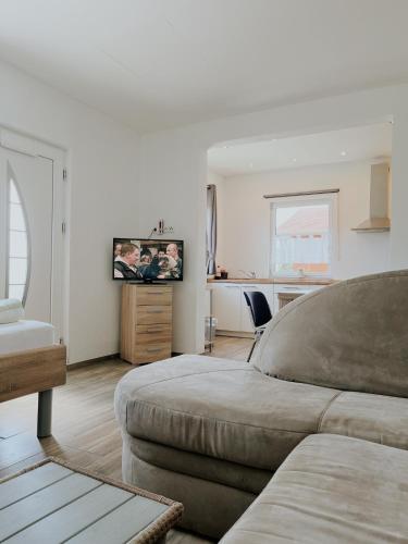 un soggiorno con un divano e una TV di Haus Marksburg a Lahnstein