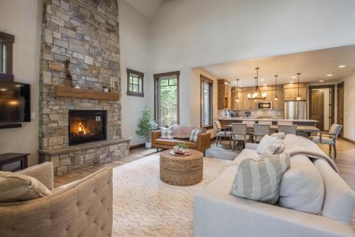 un salon avec un canapé et une cheminée dans l'établissement Suncadia Golf Course View 4 Bdrm Home, à Cle Elum