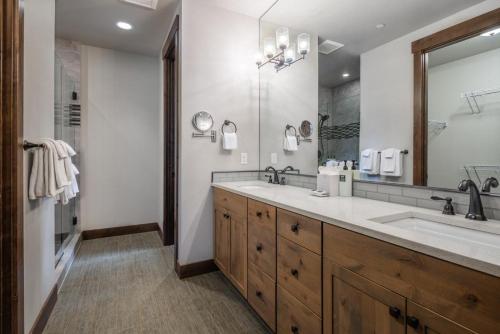 Salle de bains dans l'établissement Suncadia Golf Course View 4 Bdrm Home