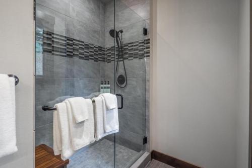 Salle de bains dans l'établissement Suncadia Golf Course View 4 Bdrm Home