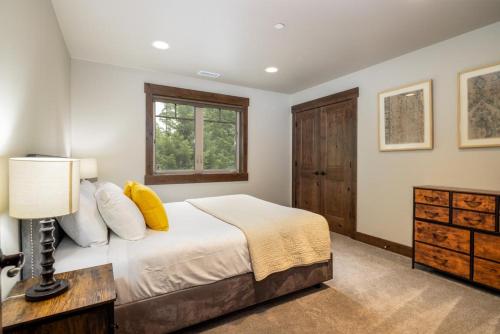une chambre avec un lit, une commode et une fenêtre dans l'établissement Suncadia Golf Course View 4 Bdrm Home, à Cle Elum