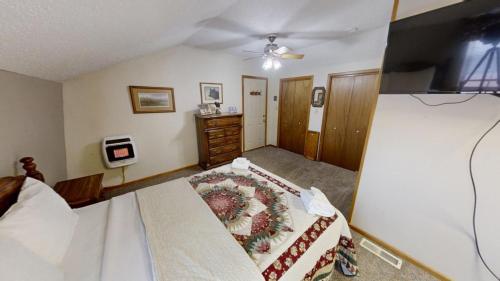 a bedroom with a bed and a flat screen tv at Roberts Trappers Lodge - Pet Friendly - WiFi- Trailer Parking - Garage Access - Washer - Dryer - Great Views in Red River