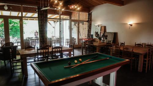 a pool table in a room with tables and chairs at Camping Wijndomein Erve Wisselink in Eibergen