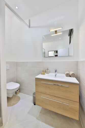 une salle de bain avec un lavabo et des toilettes dans l'établissement Studio des 3 Châteaux, à Husseren-les-Châteaux