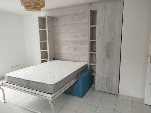 - une chambre avec un matelas sur un cadre de lit dans l'établissement Jasmin, à Hyères