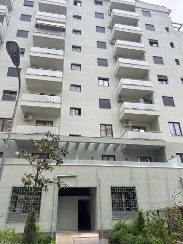 un condominio con un parcheggio di fronte di Beach Side Apartment a Vlorë