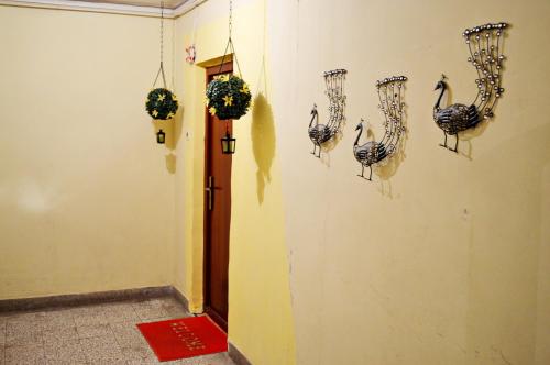 a room with three birds on the wall at Apartment Adela in Požarevac