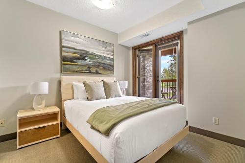 ein Schlafzimmer mit großem Bett und Fenster in der Unterkunft Grizzly Springs, Outdoor Pool, Hot Tub, Fireplace in Radium Hot Springs