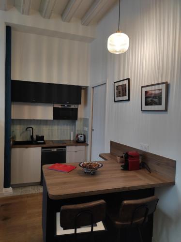 - une cuisine avec une table en bois et un bol dans l'établissement Appartement Quai Abbé Grégoire, à Blois