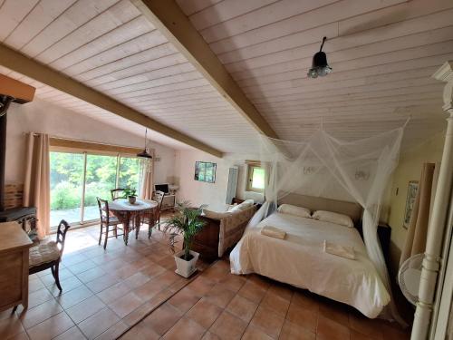 Ένα ή περισσότερα κρεβάτια σε δωμάτιο στο Ferme du Soleillal & Sauna- Adult Only