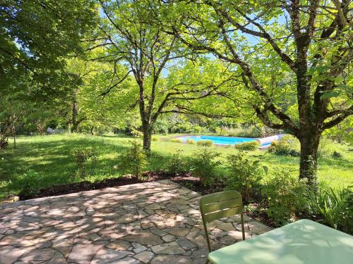 d'une terrasse avec une table et des chaises dans le jardin. dans l'établissement La ferme du Soleillal - Adult Only, à Campagne