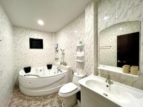 a bathroom with a toilet and a tub and a sink at Heartbeat The Wisdom บ้านหรู ฟังค์ชั่นครบ in Bang Lamung