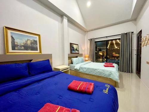 a bedroom with two beds and a window at Heartbeat The Wisdom บ้านหรู ฟังค์ชั่นครบ in Bang Lamung