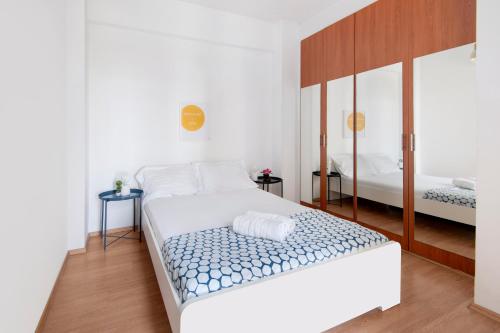 Giường trong phòng chung tại Welcome! Perfect Location-City Center