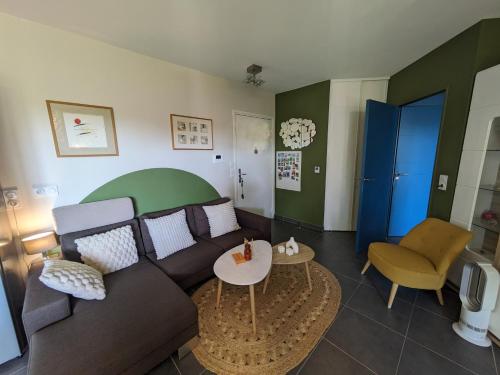 un salon avec un canapé et une table dans l'établissement T3 proche des Calanques, terrasse, vue collines, à Marseille