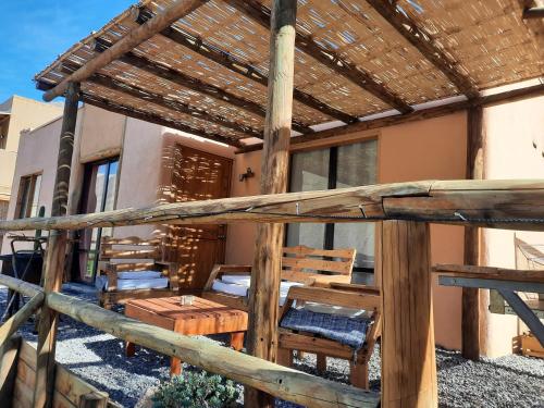 Un balcón o terraza en Cabañas "Terrazas de Orión" con Vista Panorámica en Pisco Elqui