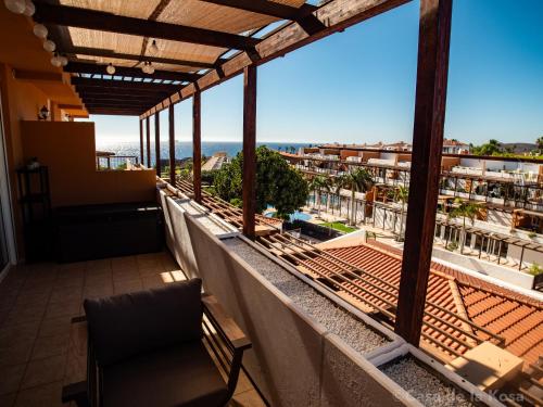 een balkon met uitzicht op de oceaan bij Casa de la Kosa in San Miguel de Abona