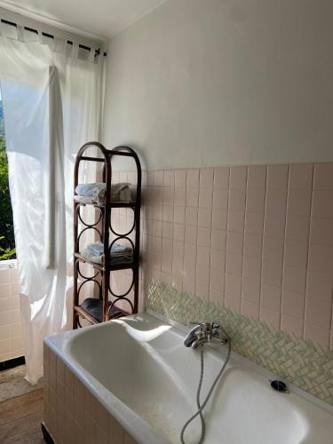 La salle de bains est pourvue d'un lavabo et d'un sèche-serviettes. dans l'établissement BandB - les rosiers - Corse - chambre Garance, à Conca