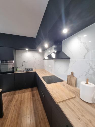 une cuisine avec un comptoir en bois et un évier dans l'établissement Maison Centre Ville avec jardin, à Agen