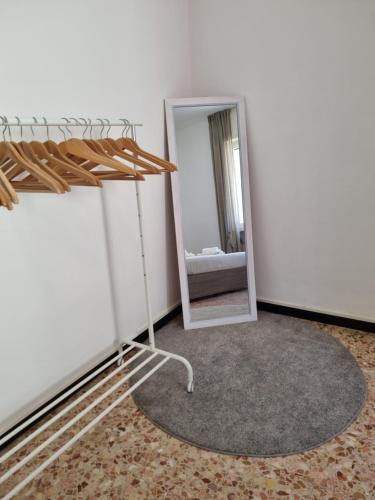 フィナーレ・リーグレにあるCasa dell'Altromondoの鏡と化粧台付きのドレッシングルーム