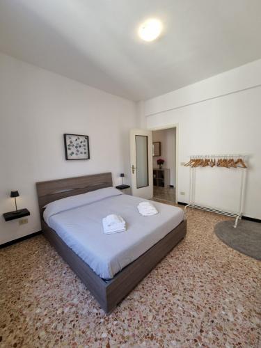 フィナーレ・リーグレにあるCasa dell'Altromondoの部屋の中に大きなベッドがある寝室