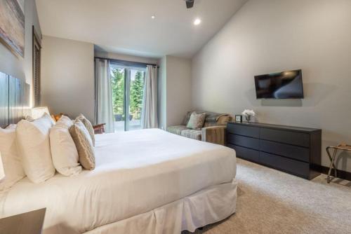 Кровать или кровати в номере Suncadia 5 Bdrm Home on the Golf Course with Great Outdoor Entertainment