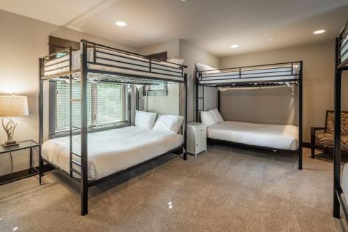 Кровать или кровати в номере Suncadia 5 Bdrm Home on the Golf Course with Great Outdoor Entertainment