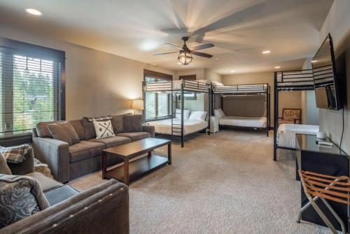 Гостиная зона в Suncadia 5 Bdrm Home on the Golf Course with Great Outdoor Entertainment