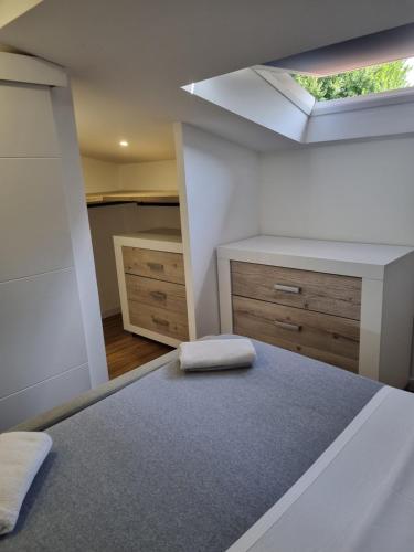 une chambre avec un lit et une lucarne dans l'établissement Maison Centre Ville avec jardin, à Agen