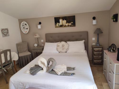 a bedroom with a bed with towels on it at Chez Brigitte Chambre d hôtes avec cour privative,piscine, in Sorgues