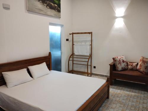 キャンディにあるRoof top 2 bed luxury apartmentのベッドルーム1室(ベッド1台、椅子、鏡付)