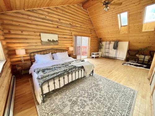 Ένα ή περισσότερα κρεβάτια σε δωμάτιο στο Large Off-Grid Luxury Cabin- creek land & views