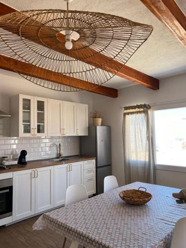 a kitchen with a table and a ceiling at Apartamento Casa Rosabella in Caleta de Sebo