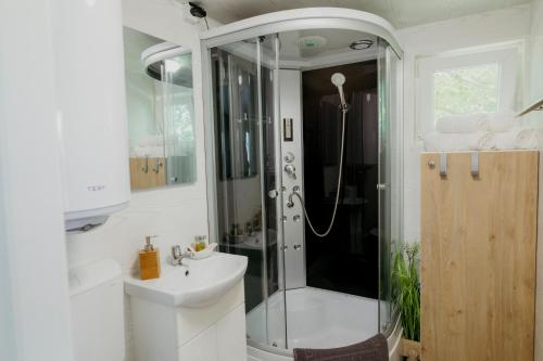 a bathroom with a shower and a sink at Mobile Home CARMINO in Turda