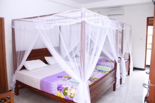 Una cama o camas en una habitación de Orchid Rest