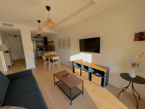 a living room with a couch and a table at Apartamento La Botica garaje incluido in Huelva